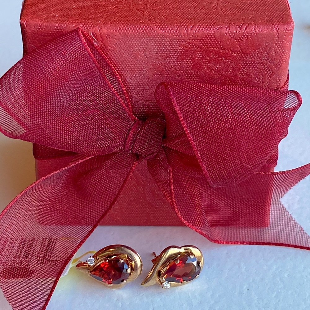 NWT 10K Golf Garnet Pear Shape Earrings